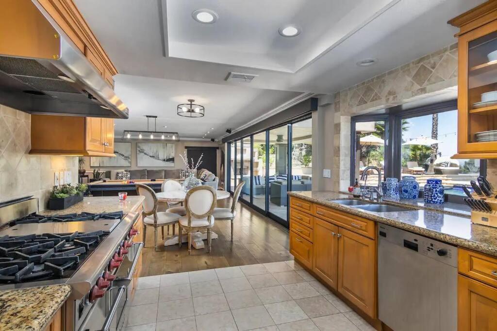 Villa Gorgeous W/pool, Spa, B-ball Court & View! Los Angeles