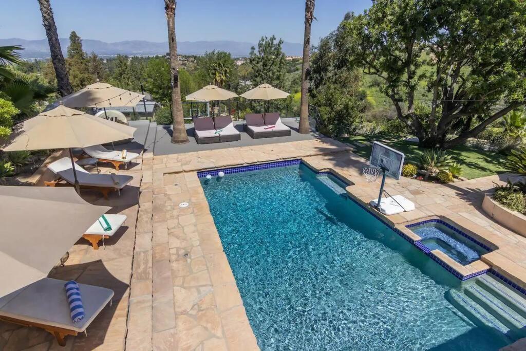 Gorgeous W/pool, Spa, B-ball Court & View! Los Angeles