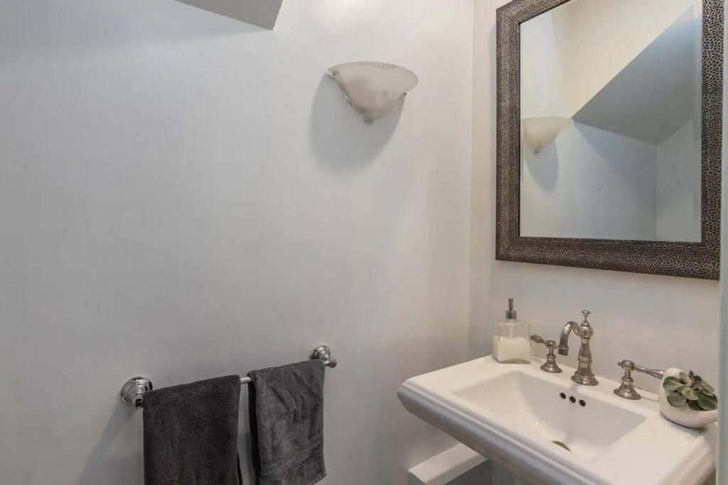 Gorgeous W/pool, Spa, B-ball Court & View! *