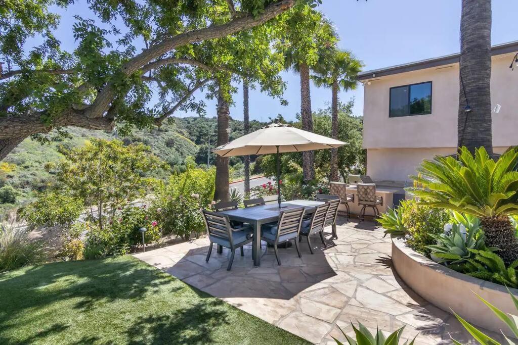Villa Gorgeous W/pool, Spa, B-ball Court & View! Los Angeles