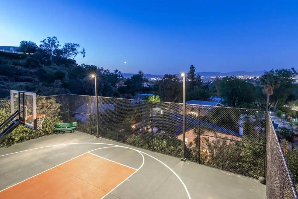 Gorgeous W/pool, Spa, B-ball Court & View! Villa