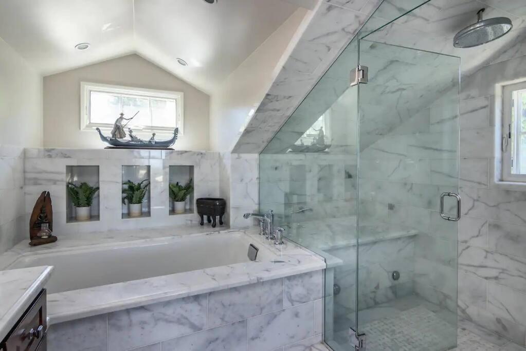Gorgeous W/pool, Spa, B-ball Court & View! * Los Angeles