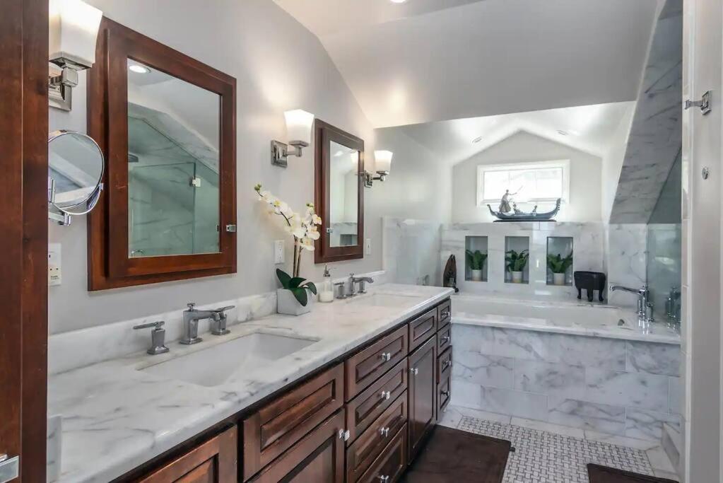 Villa Gorgeous W/pool, Spa, B-ball Court & View! *