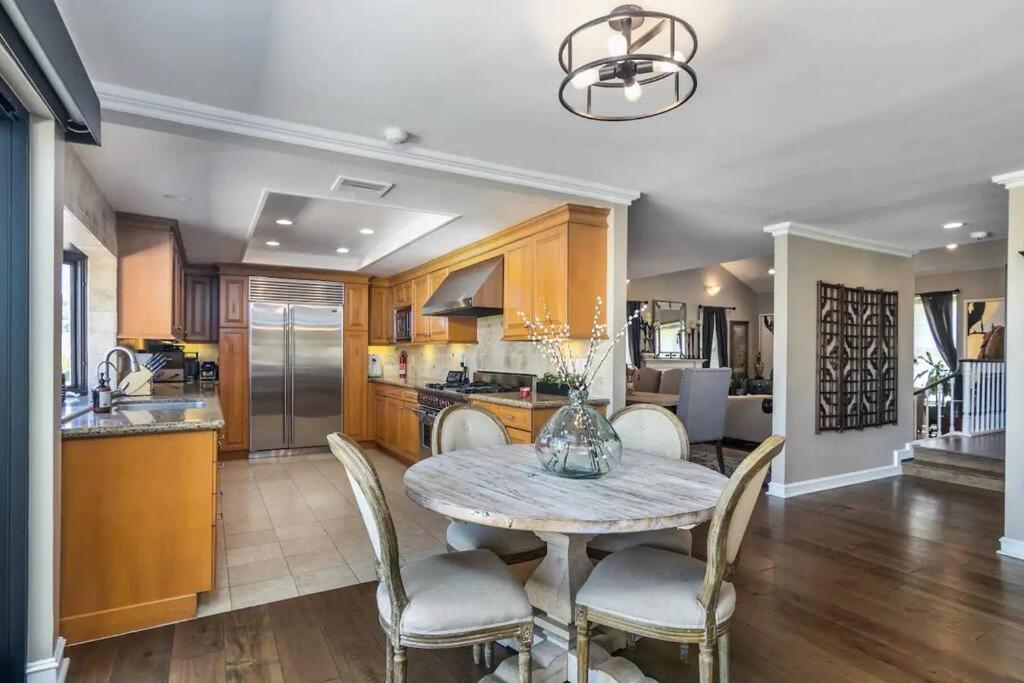 Gorgeous W/pool, Spa, B-ball Court & View! * Los Angeles