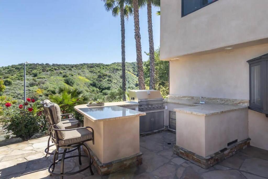 Gorgeous W/pool, Spa, B-ball Court & View! Villa Los Angeles