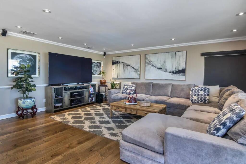 Gorgeous W/pool, Spa, B-ball Court & View! Villa Los Angeles