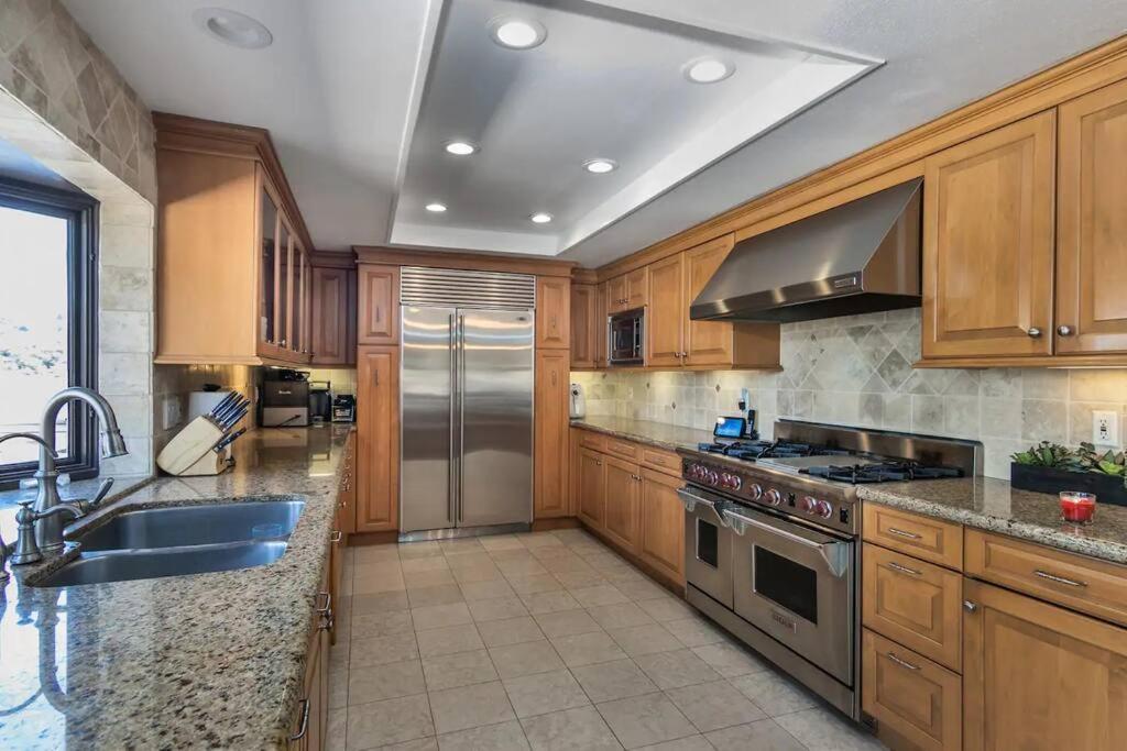 Gorgeous W/pool, Spa, B-ball Court & View! Villa Los Angeles