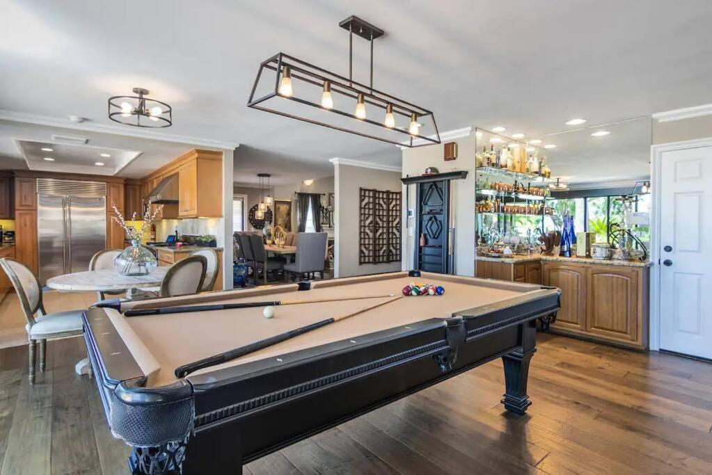 Gorgeous W/pool, Spa, B-ball Court & View! Villa *