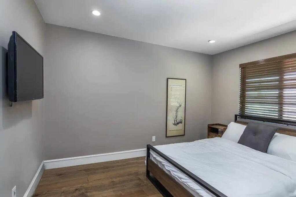 Gorgeous W/pool, Spa, B-ball Court & View!