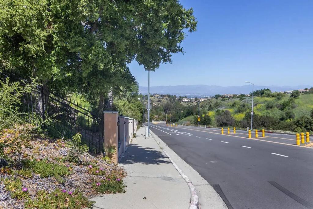 Gorgeous W/pool, Spa, B-ball Court & View! Los Angeles