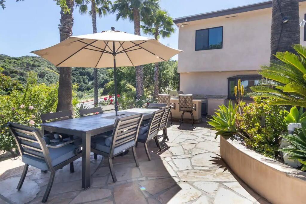 Gorgeous W/pool, Spa, B-ball Court & View! Villa *
