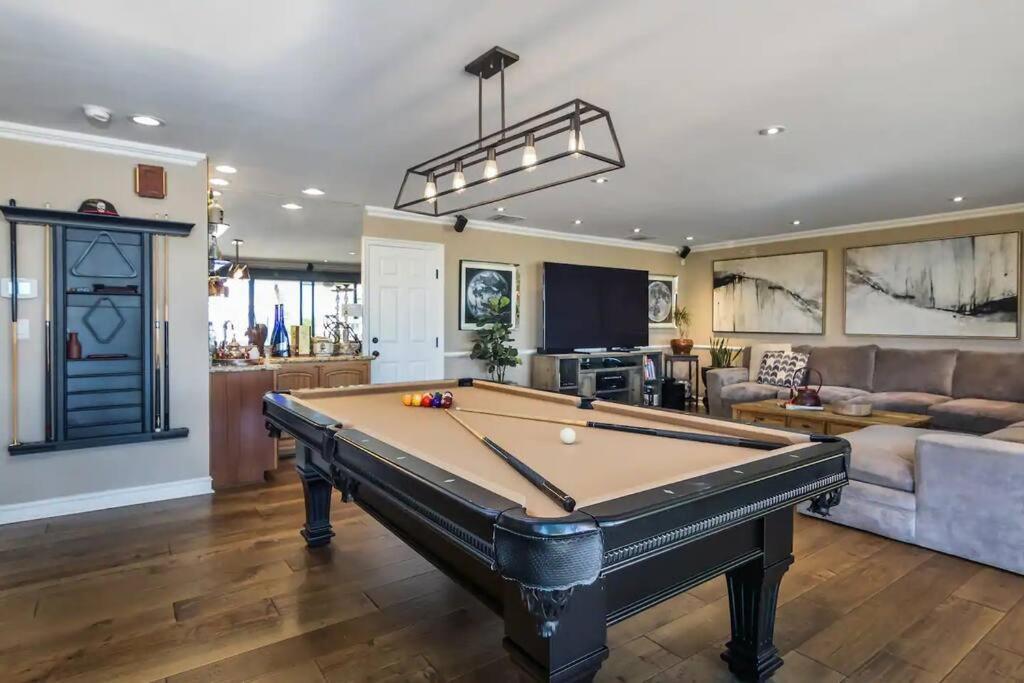 Gorgeous W/pool, Spa, B-ball Court & View! Villa Los Angeles