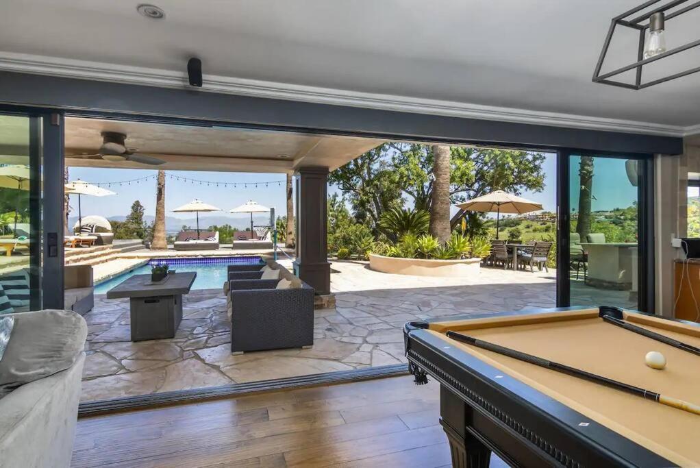 Villa Gorgeous W/pool, Spa, B-ball Court & View! Los Angeles