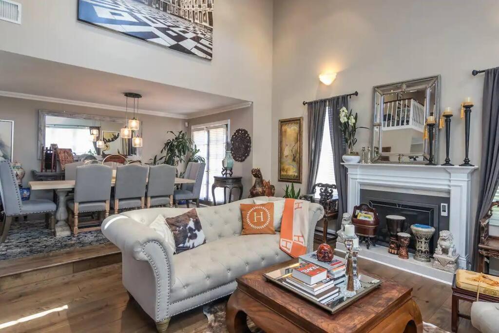 Gorgeous W/pool, Spa, B-ball Court & View! Villa *