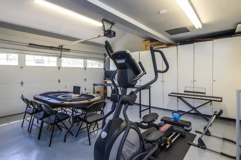 Gorgeous W/pool, Spa, B-ball Court & View! Los Angeles
