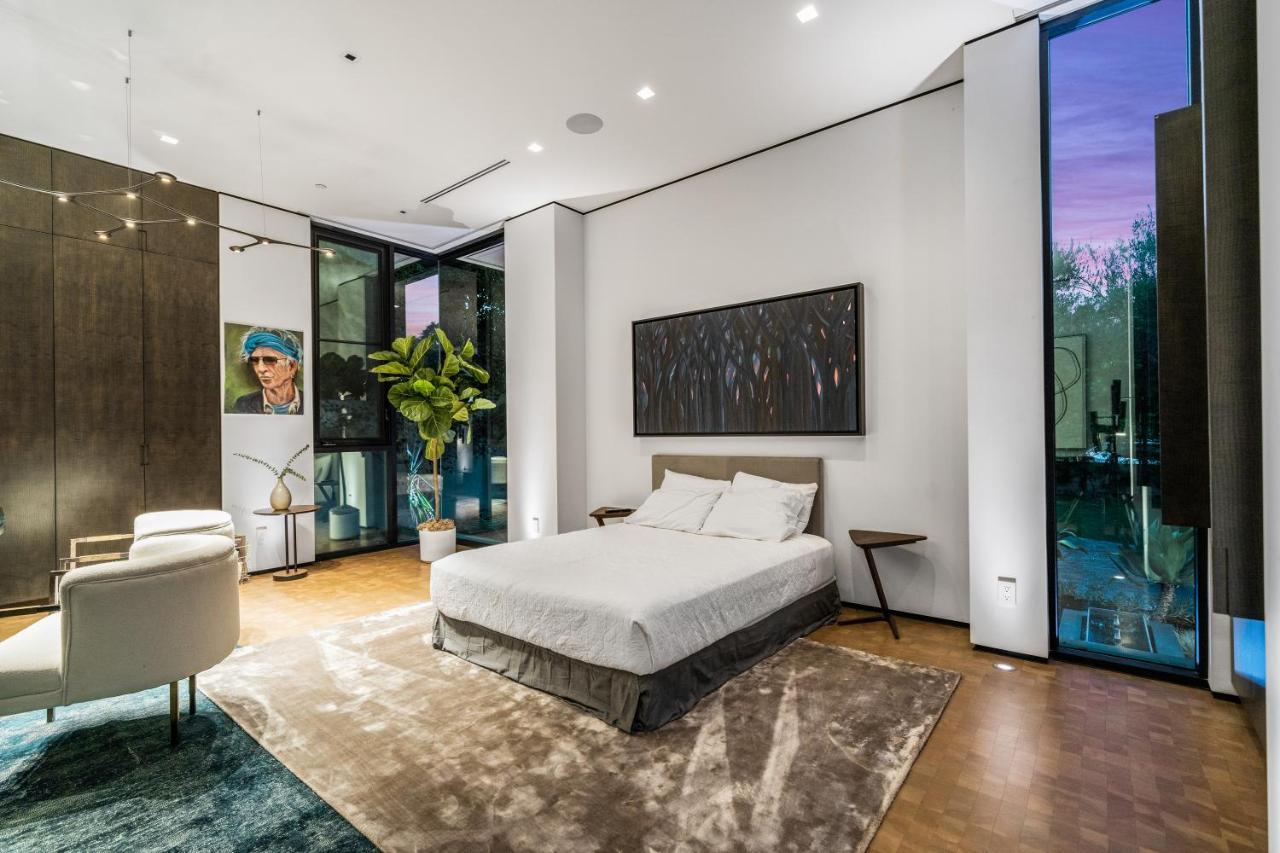 Ultra-modern Mansion In The Heart Of Beverly Hills