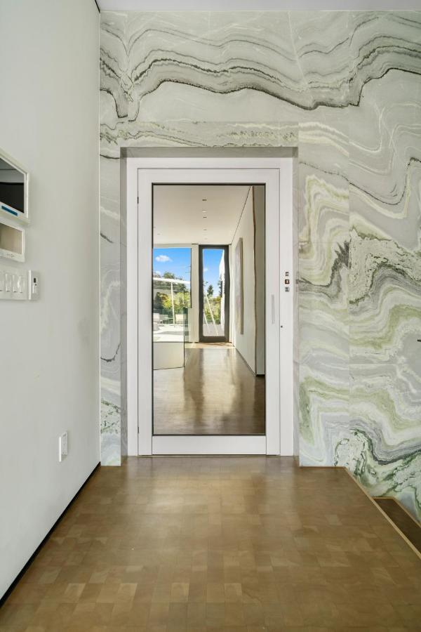 Villa Ultra-modern Mansion In The Heart Of Beverly Hills Los Angeles