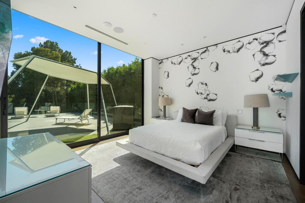 Ultra-modern Mansion In The Heart Of Beverly Hills