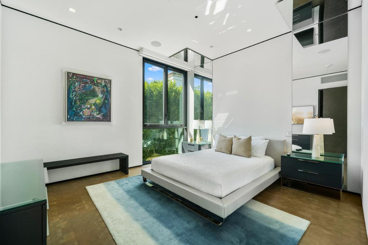 Ultra-modern Mansion In The Heart Of Beverly Hills Los Angeles