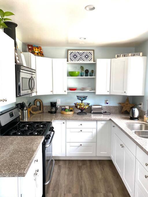 Hidden Gem La: 2bd W/ Dreamy Backyard *