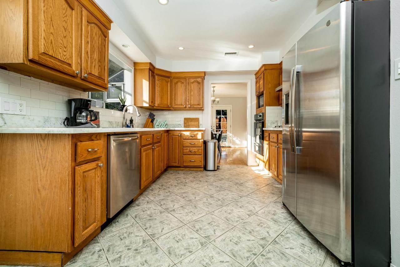 Villa Beautiful Sunny La Oasis - 4br,2bt Whole House - Private Pool And Large Backyard!