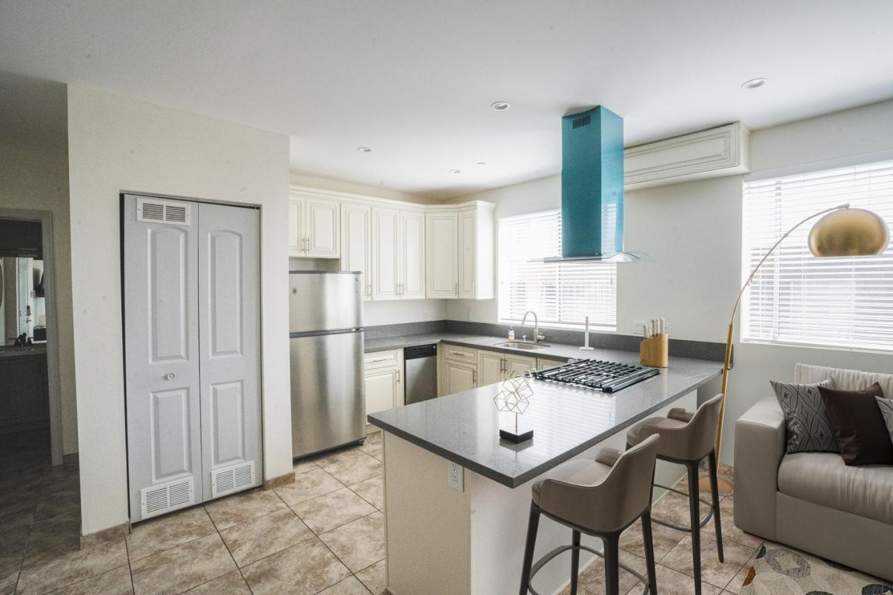 Apartment New Luxury Hollywood Sign View- *