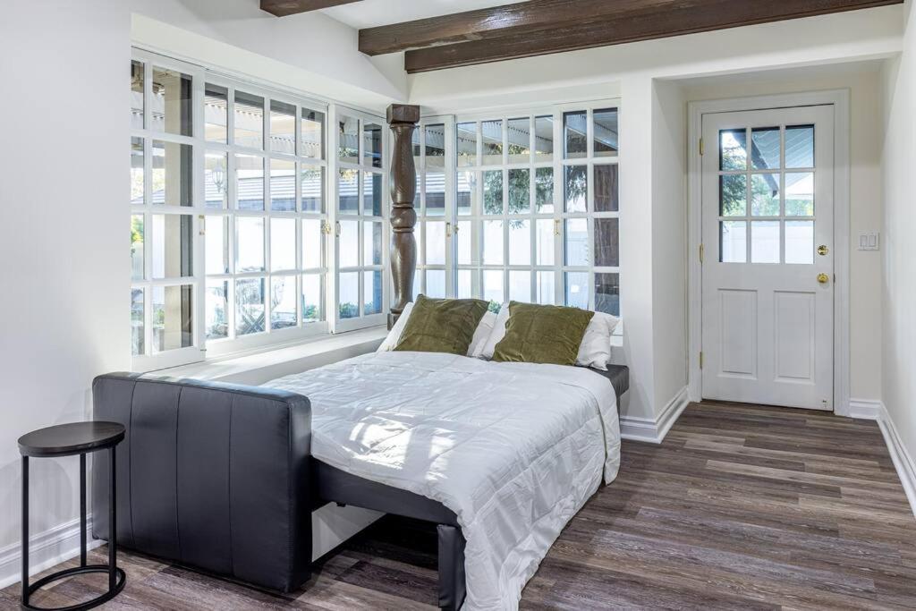 Stunning, Newly Remodeled Bright Pousada Los Angeles