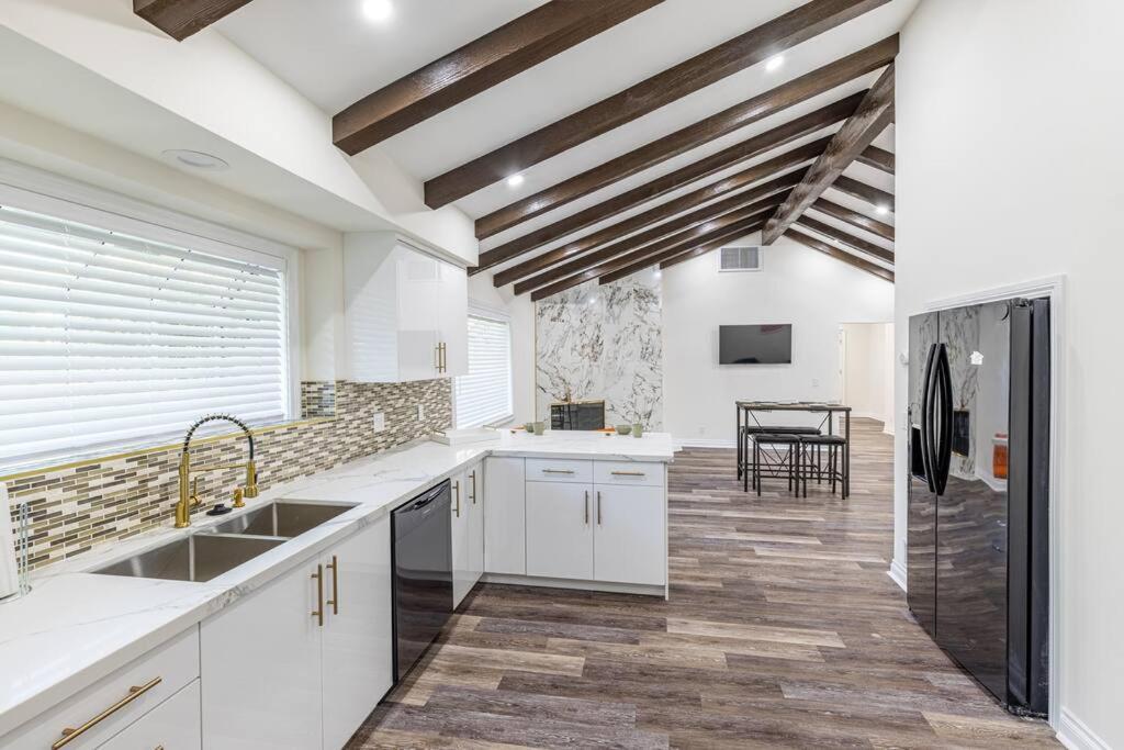 Stunning, Newly Remodeled Bright Los Angeles