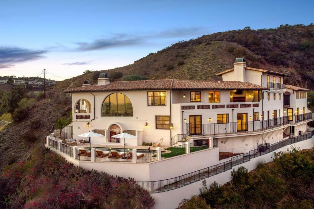 Private Spanish Mansion Perched In The Hills Casa de férias *
