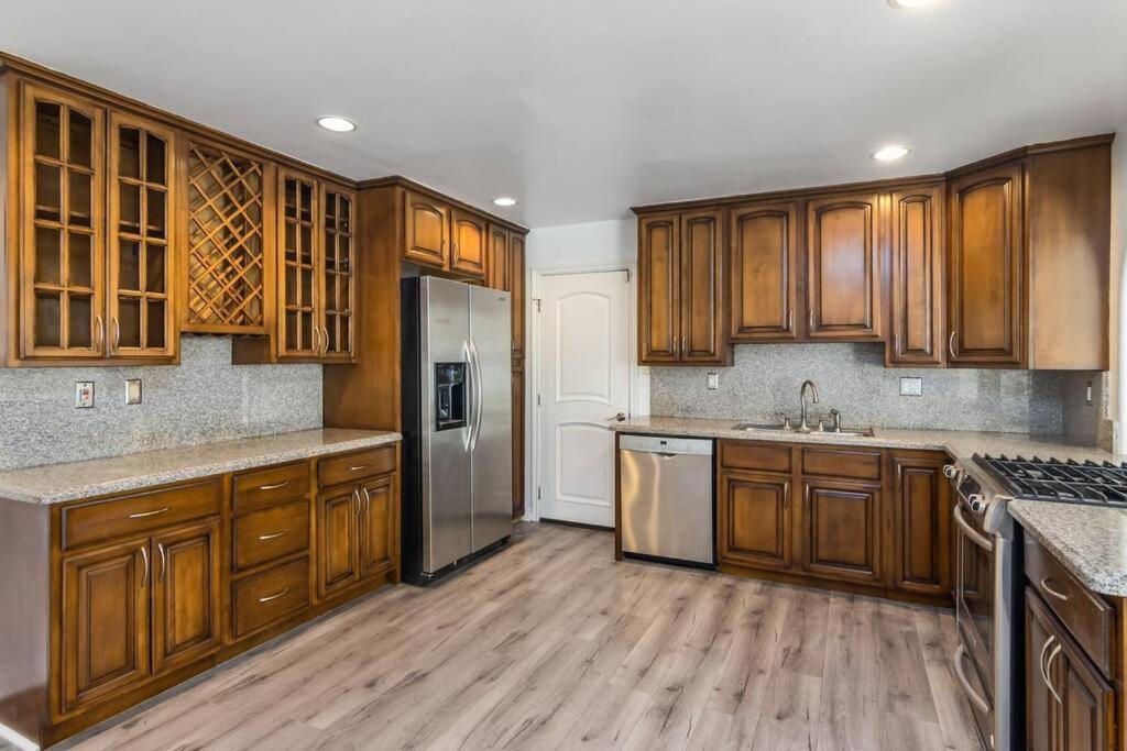 Woodland Hills 3 Bedroom W/ Pool And Holiday home Los Angeles
