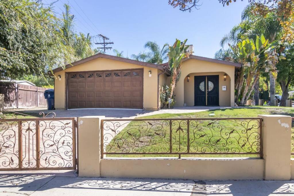 Woodland Hills 3 Bedroom W/ Pool And Holiday home Los Angeles