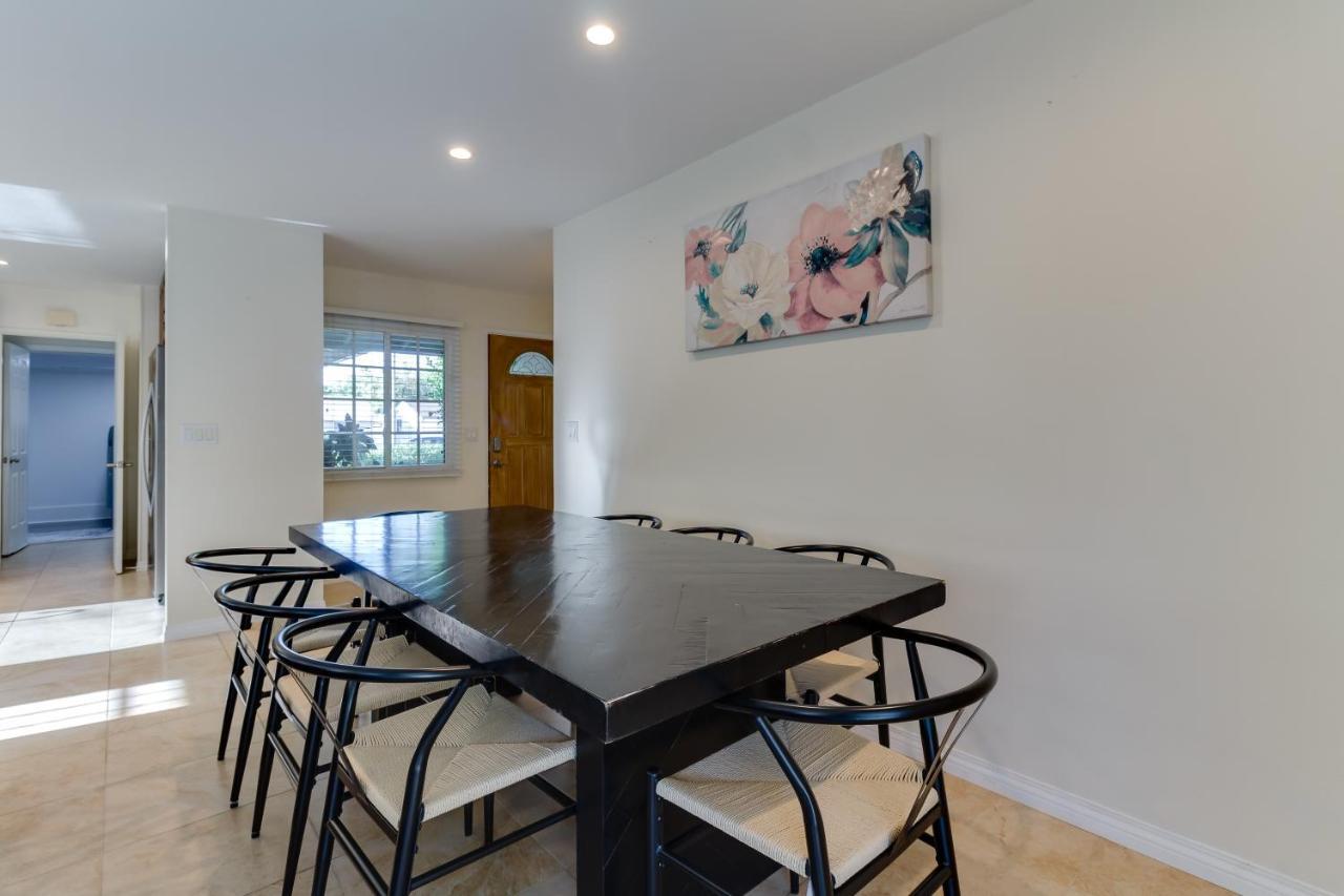 4 Bedroom West Hills Charmer With Pool And Jacuzzi Holiday home Los Angeles
