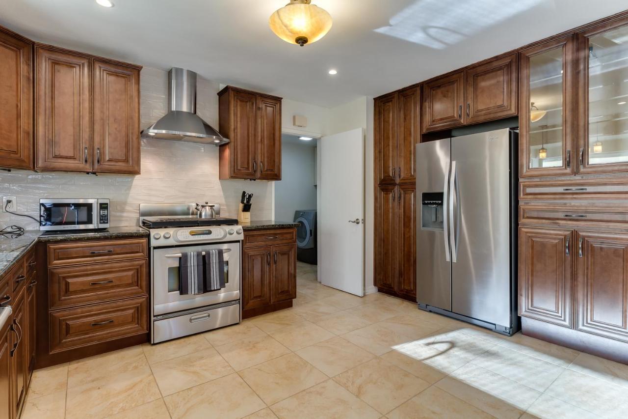 Holiday home 4 Bedroom West Hills Charmer With Pool And Jacuzzi *