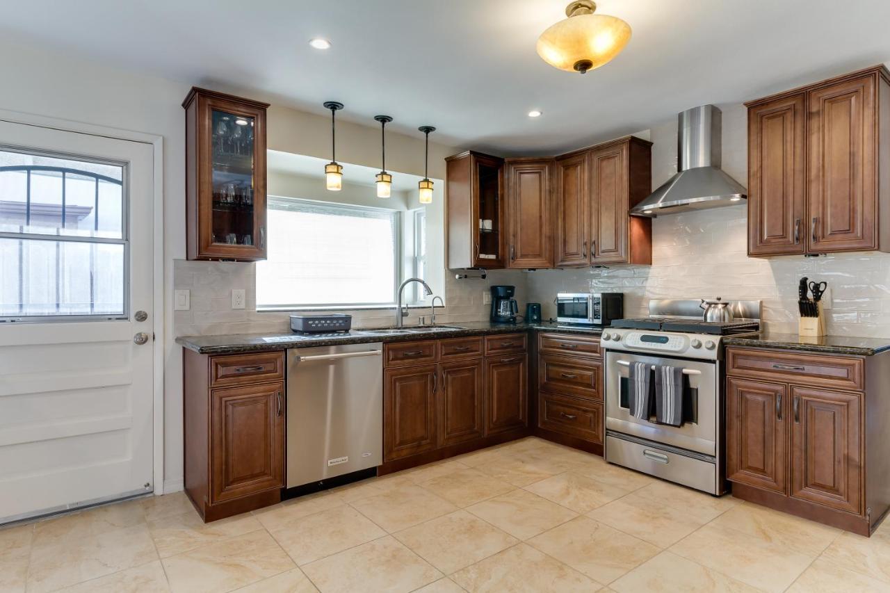 4 Bedroom West Hills Charmer With Pool And Jacuzzi Holiday home