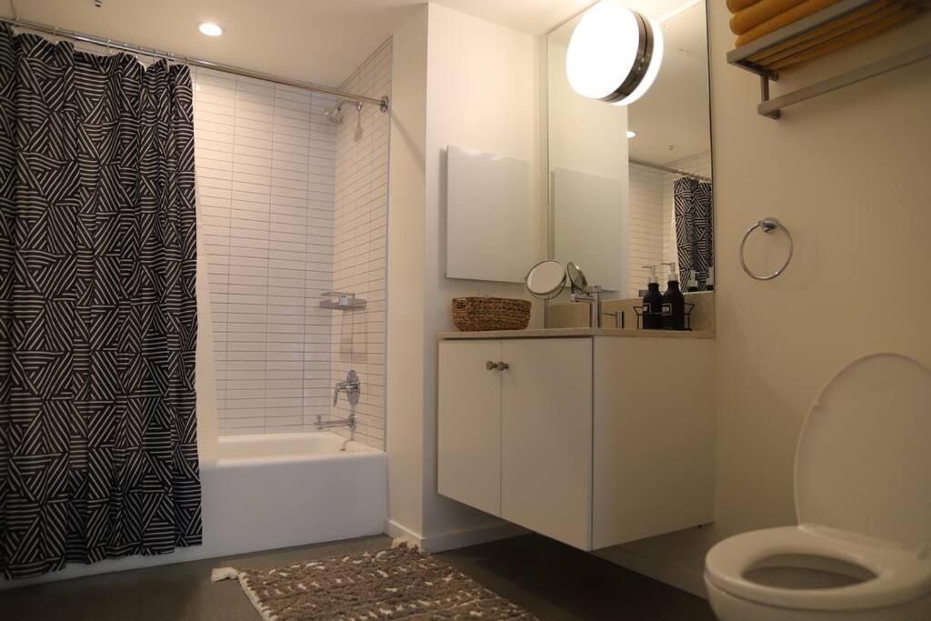 Apartment Rose In West Hollywood