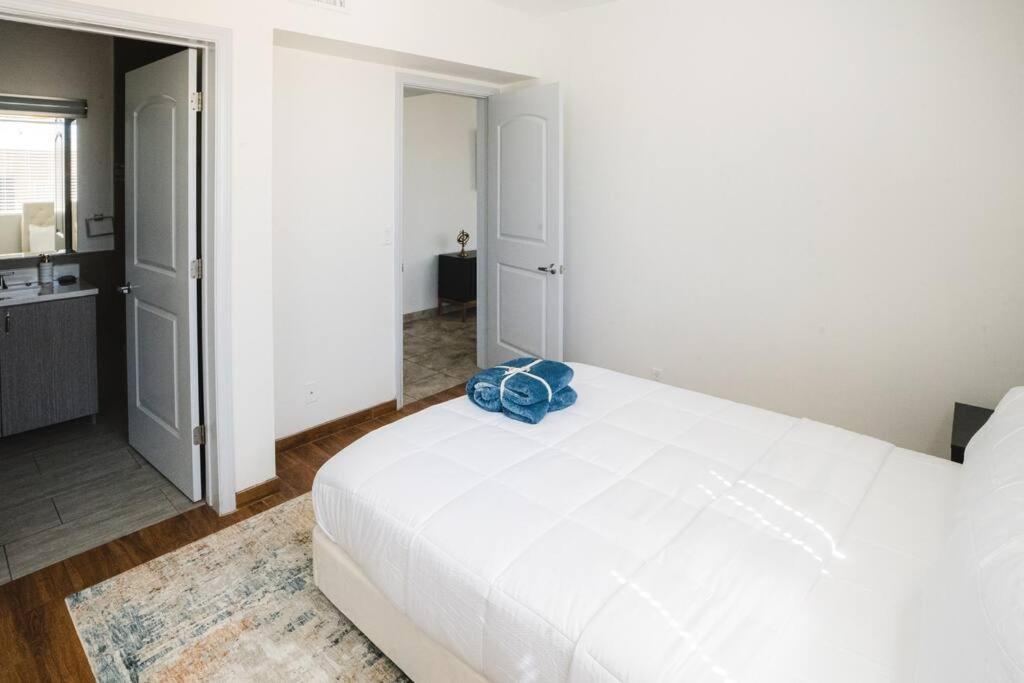 Apartment Blue Palm Hollywood Aprtments