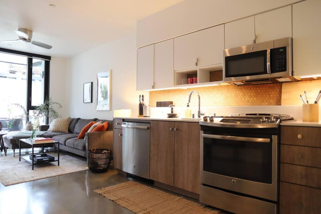 Rose In West Hollywood Apartment *