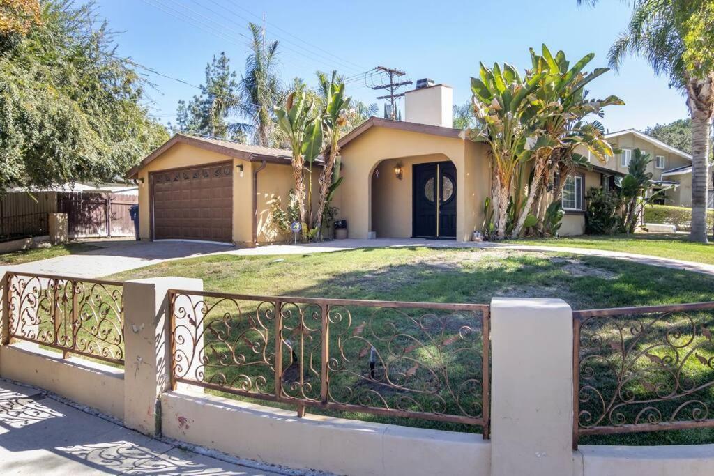 Woodland Hills 3 Bedroom W/ Pool And Holiday home *