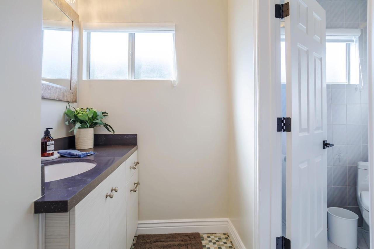 New 5 Bed W/hot Tub Close To Universal Sleeps 12 Holiday home Los Angeles