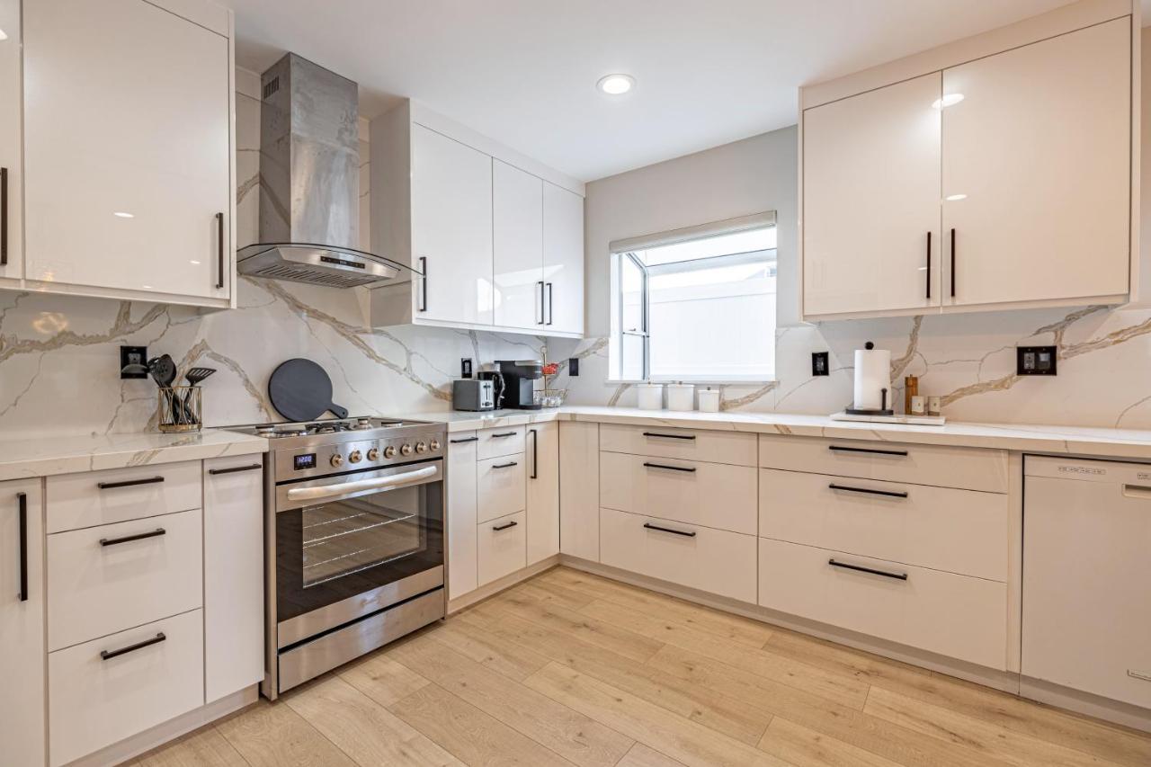 New 5 Bed W/hot Tub Close To Universal Sleeps 12 Casa de férias Los Angeles