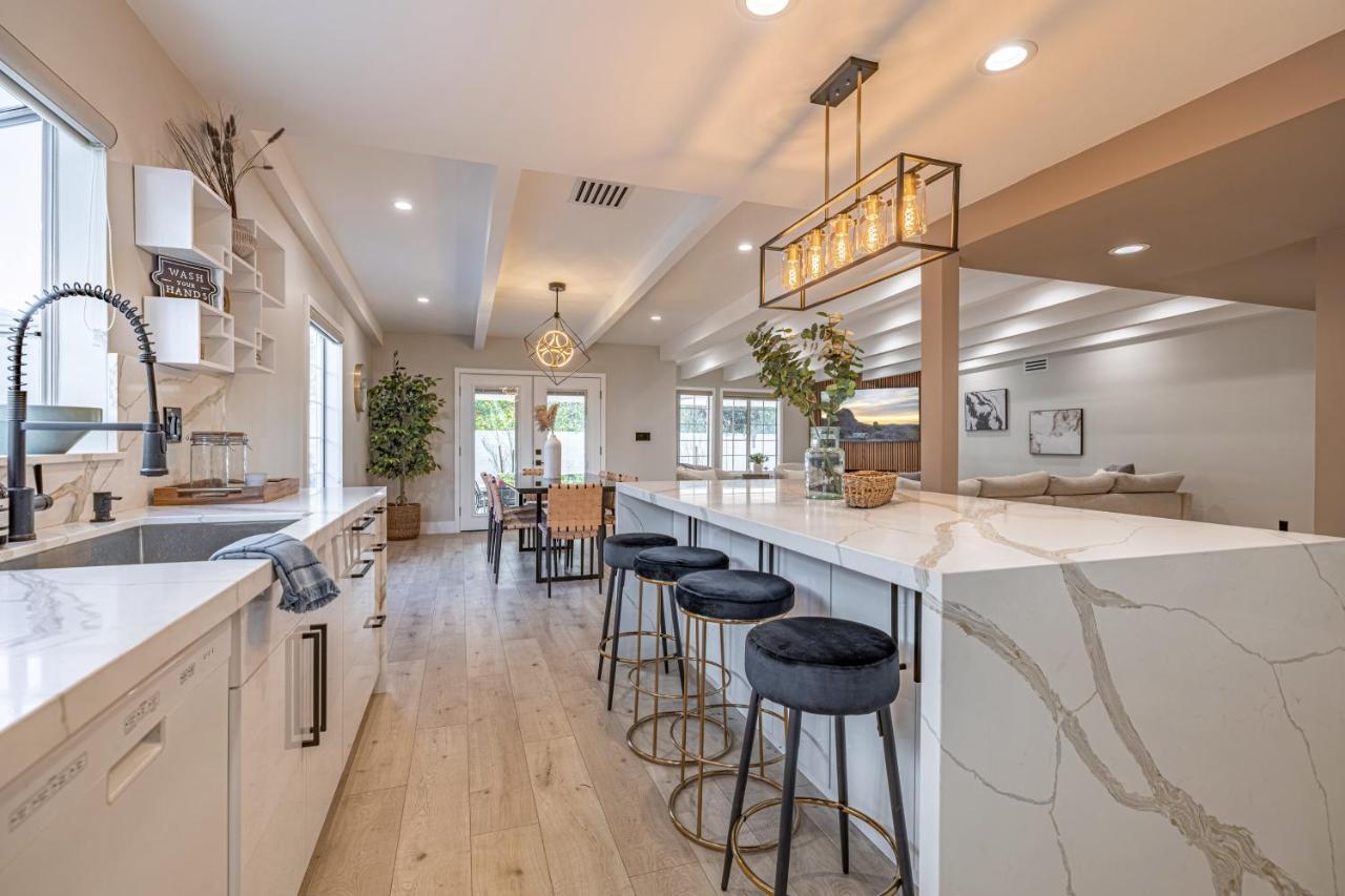 New 5 Bed W/hot Tub Close To Universal Sleeps 12 Holiday home Los Angeles