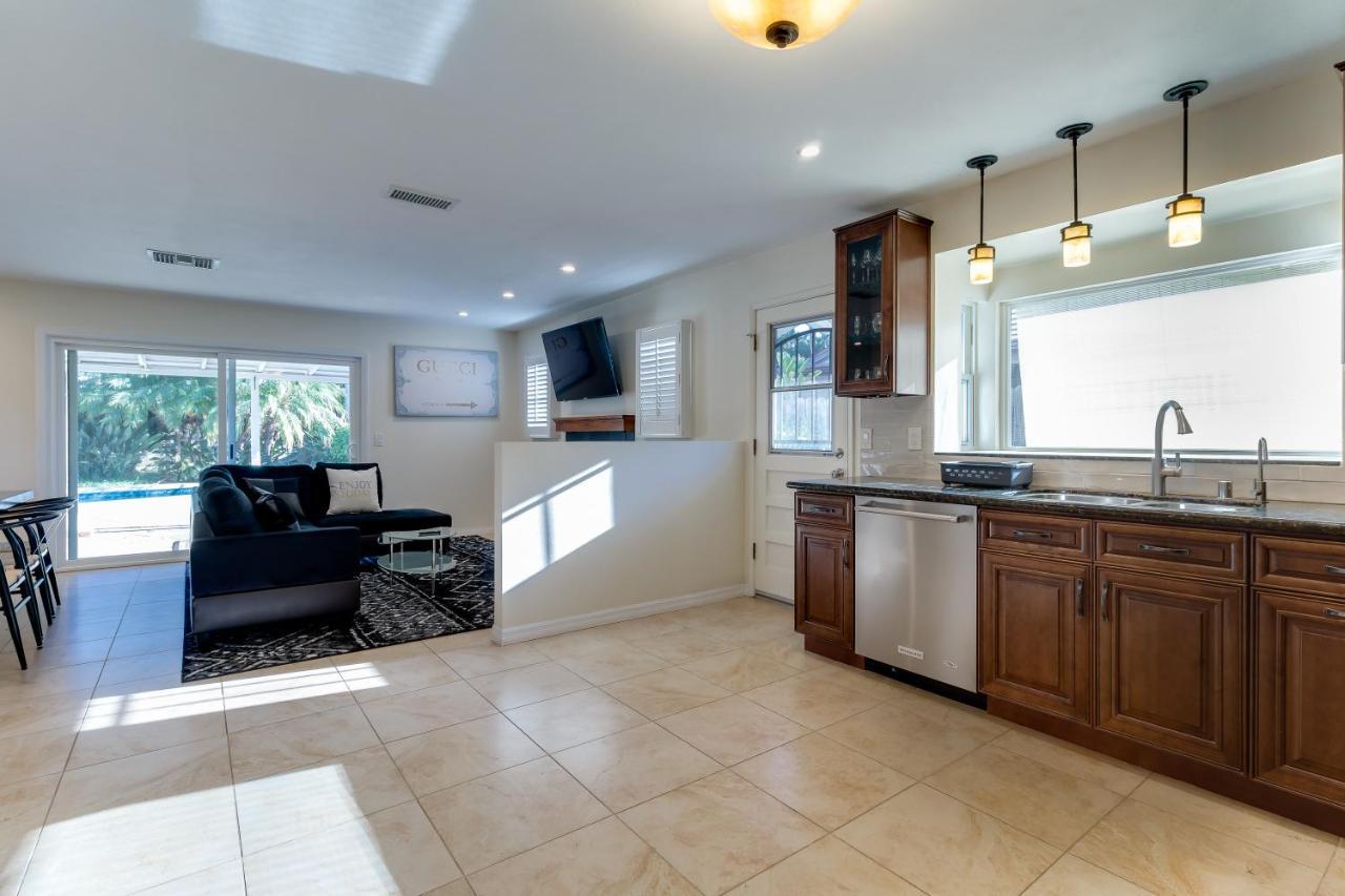 Holiday home 4 Bedroom West Hills Charmer With Pool And Jacuzzi Los Angeles