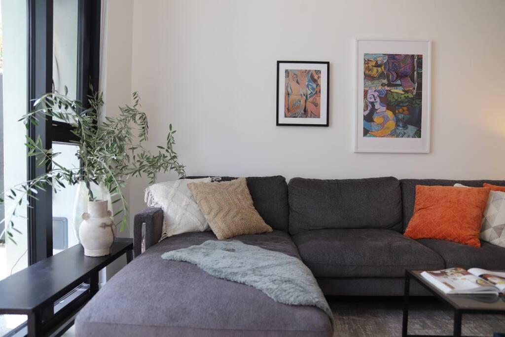 Rose In West Hollywood Apartment Los Angeles