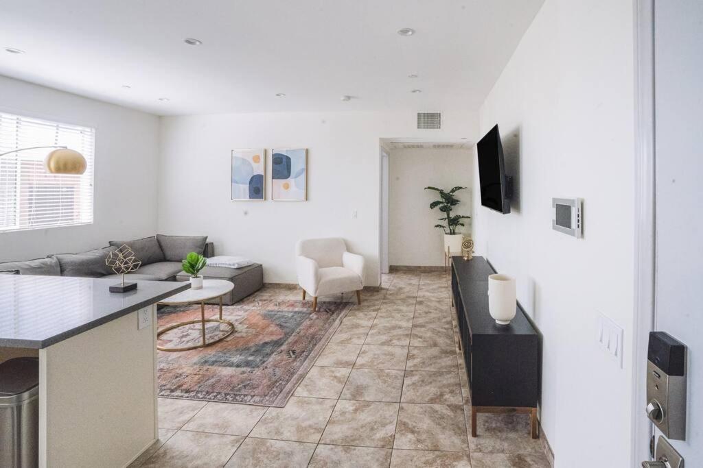 Blue Palm Hollywood Aprtments Apartment