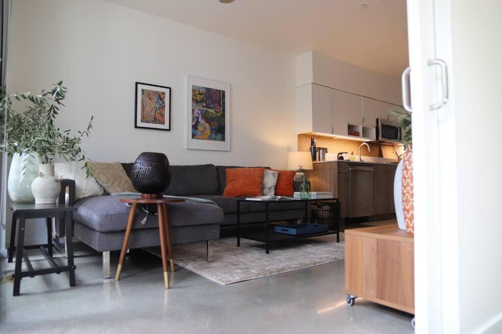 Apartment Rose In West Hollywood