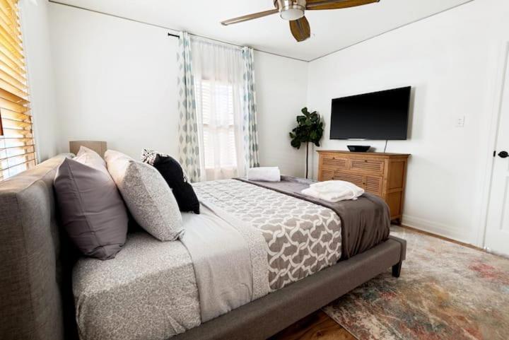 Culver 2 Bedroom Walking Distance To Downtown Unit B