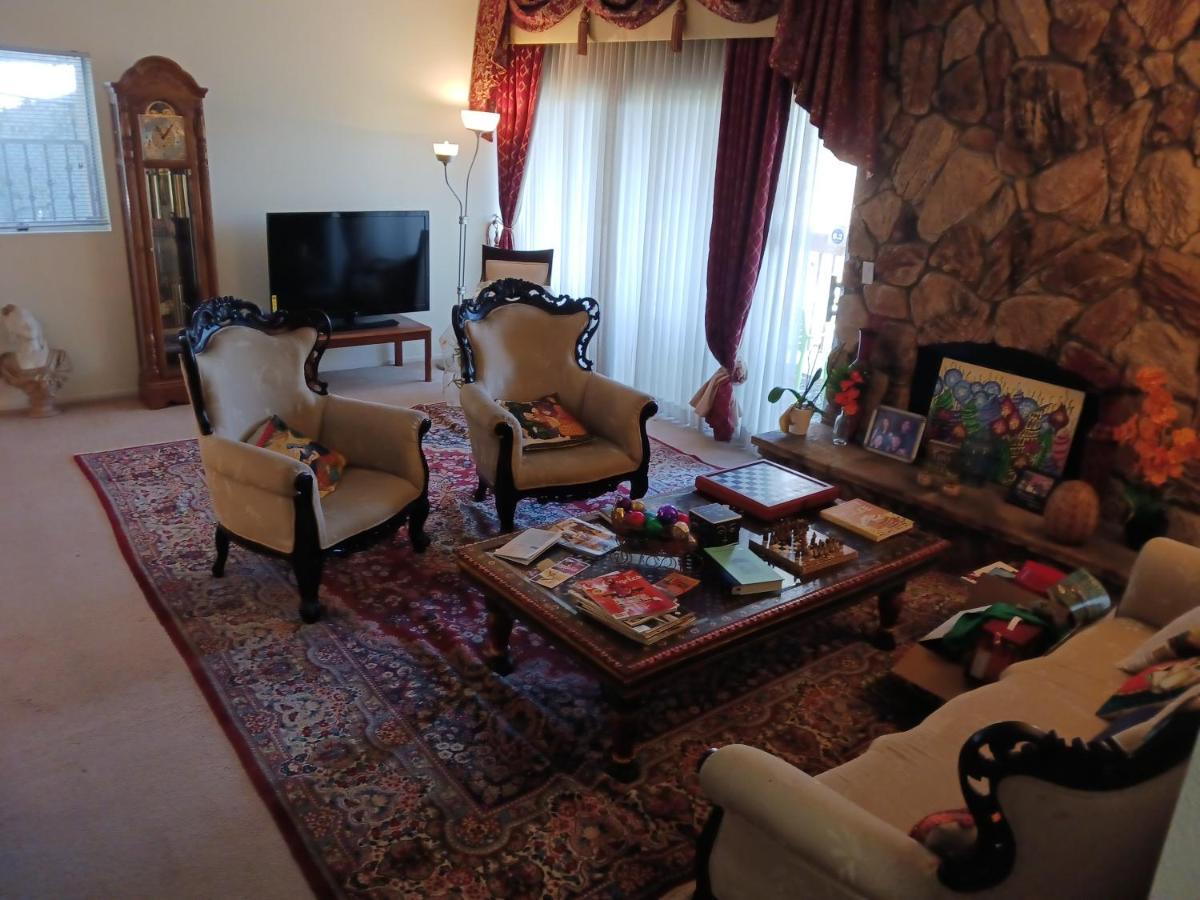 Bed & Breakfast In Hollywood Hills 3*