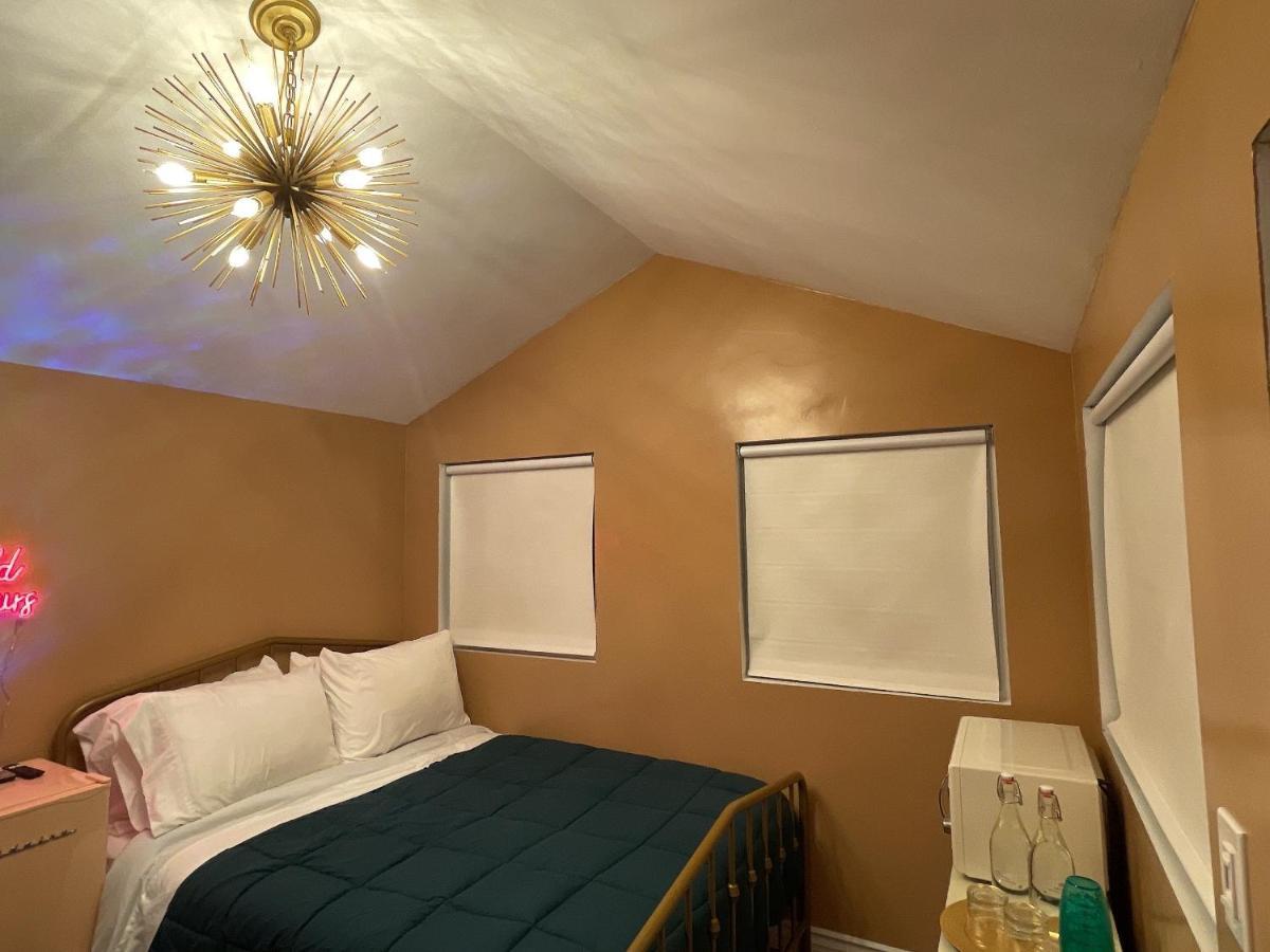 Glamping Hollywood Hills - Luxury Tiny House Los Angeles