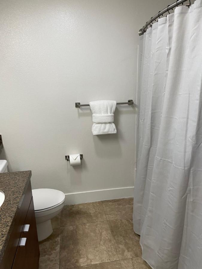 Apartment Marina: Modern Gated With Dual Master