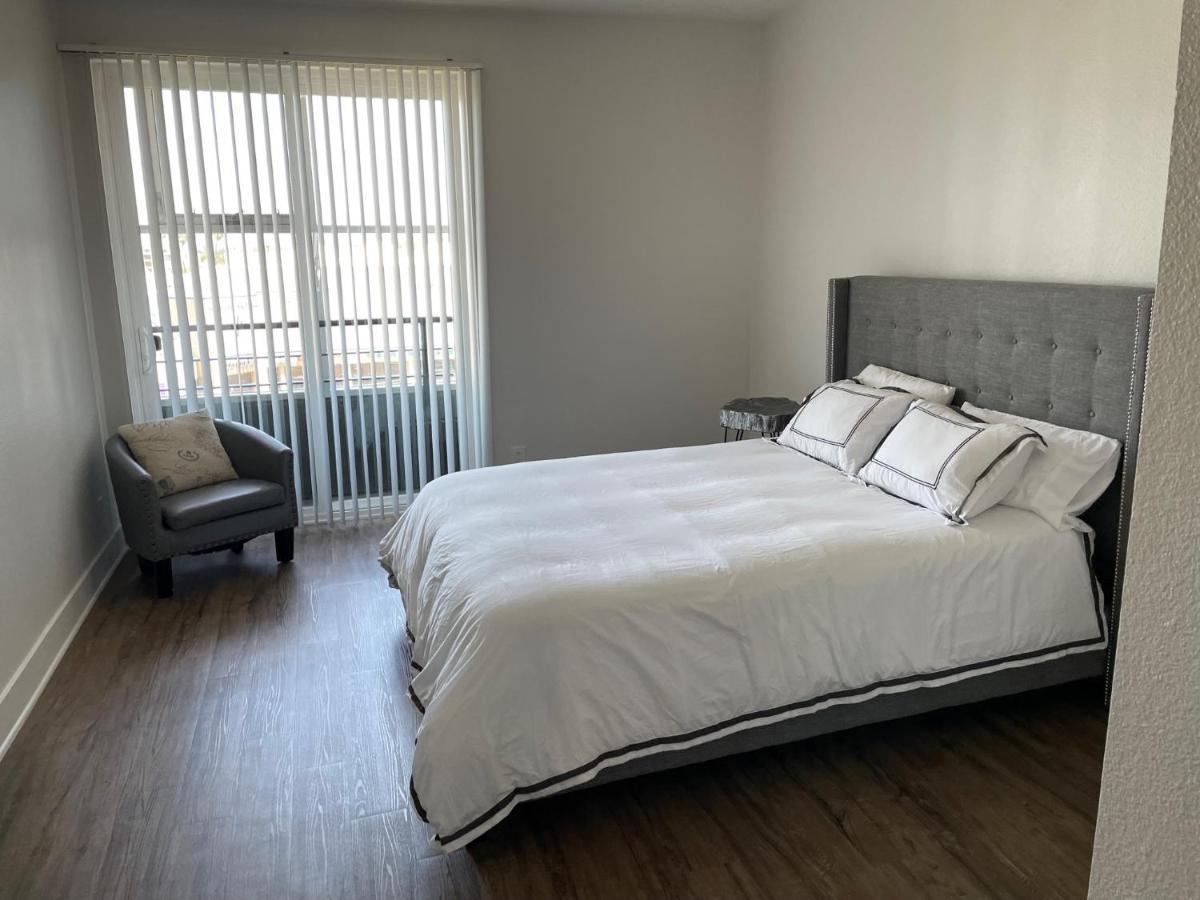 Apartment Marina: Modern Gated With Dual Master